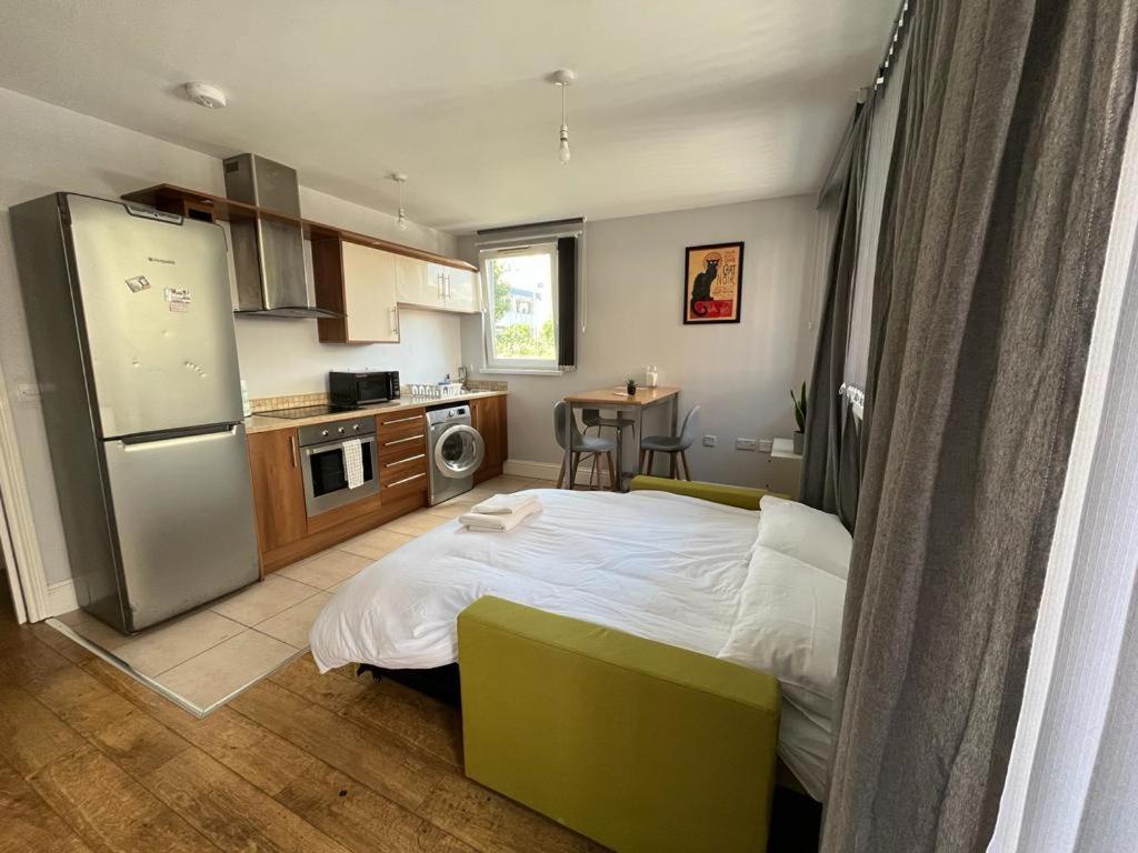 Апартаменты London Modern Flat Near Transports Экстерьер фото