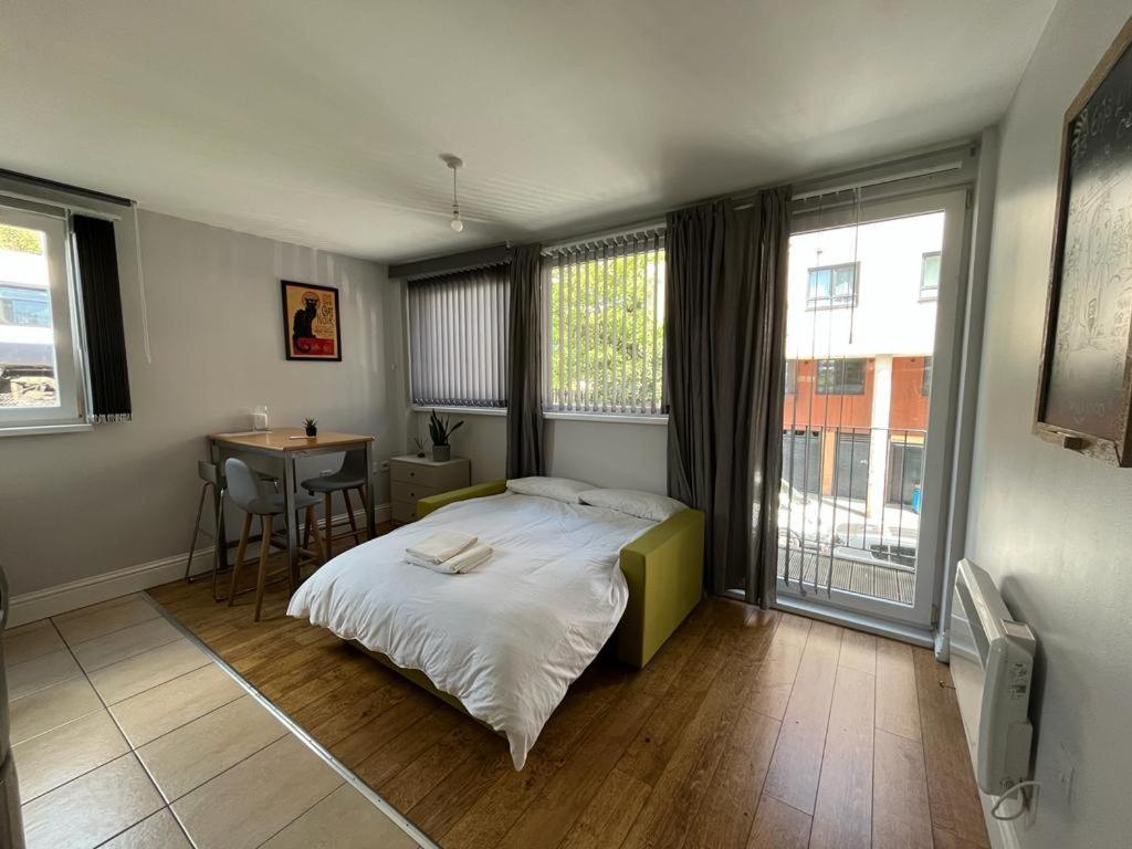 Апартаменты London Modern Flat Near Transports Экстерьер фото