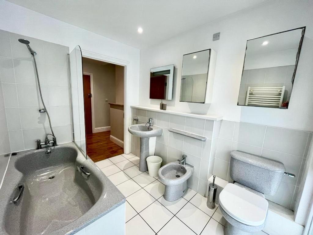 Апартаменты London Modern Flat Near Transports Экстерьер фото