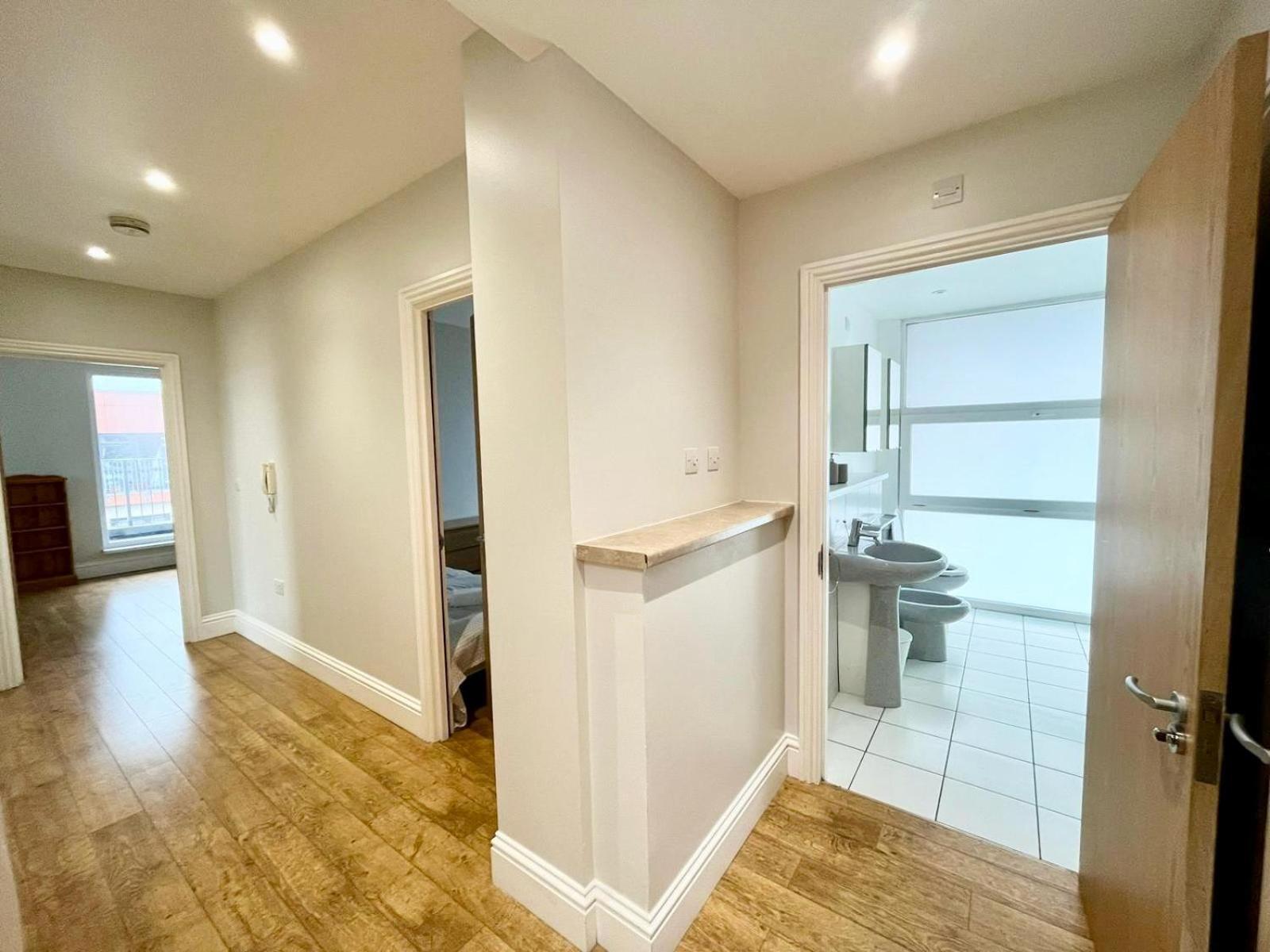 Апартаменты London Modern Flat Near Transports Экстерьер фото